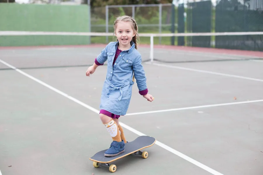 Girl skateboarding in Cienta canvas shoes